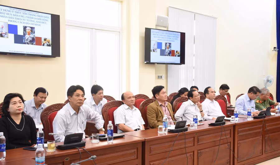 Các đại biểu lắng nghe giới thiệu những nội dung nghiên cứu học tập của chuyên đề năm 2019. Ảnh: Minh Nguyễn