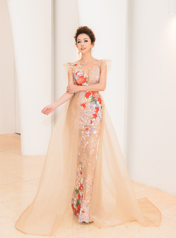 Ông xã Jennifer cũng khá bận rộn với công việc kinh doanh riêng nên người đẹp thi thoảng phụ giúp chồng. Cô nói, hai vợ chồng cô có sự chia sẻ, phân công nhau để các con không bao giờ cảm thấy thiếu vắng bố mẹ trong nhà. Ông xã Jennifer cũng khá bận rộn với công việc kinh doanh riêng nên người đẹp thi thoảng phụ giúp chồng. Cô nói, hai vợ chồng cô có sự chia sẻ, phân công nhau để các con không bao giờ cảm thấy thiếu vắng bố mẹ trong nhà.