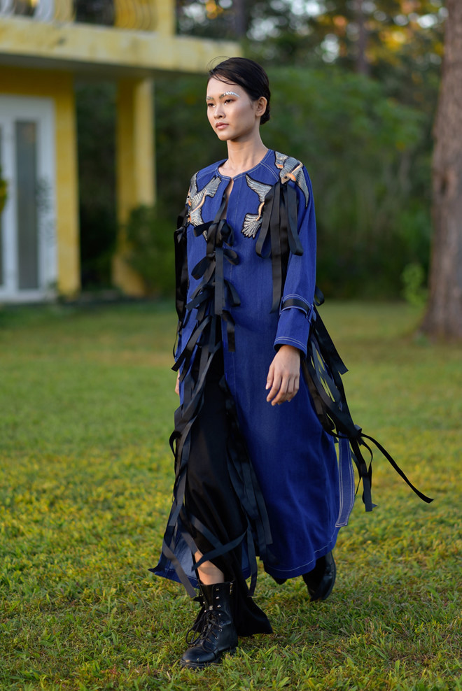  Những chiếc nơ đính kết quá nhiều cùng phom dáng trang phục quá khổ trở thành điểm trừ của NTK khi không biết tiết chế bản thân, gây rối mắt người xem.