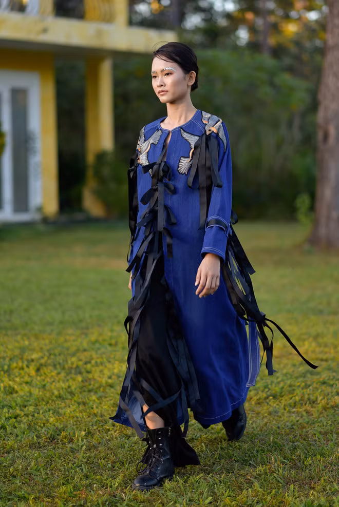  Những chiếc nơ đính kết quá nhiều cùng phom dáng trang phục quá khổ trở thành điểm trừ của NTK khi không biết tiết chế bản thân, gây rối mắt người xem.