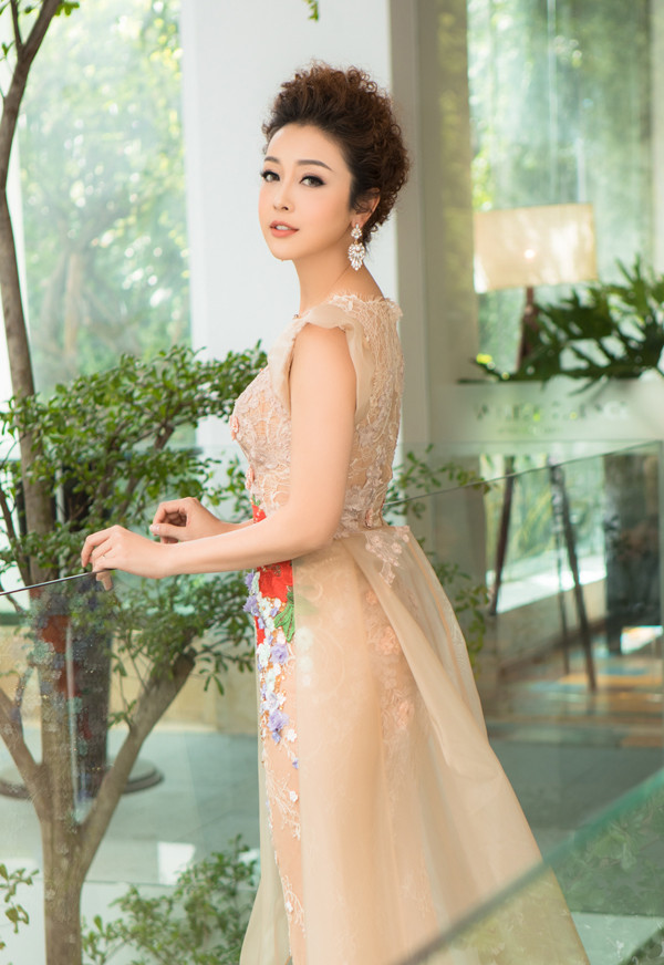 Trang phục màu nude ôm sát tôn lên vóc dáng thon thả cho 'bà mẹ 3 con'. Cùng với kiểu tóc bới và style trang điểm trong suốt, nhan sắc của Jennifer trẻ trung, quyến rũ hơn. Trang phục màu nude ôm sát tôn lên vóc dáng thon thả cho 'bà mẹ 3 con'. Cùng với kiểu tóc bới và style trang điểm trong suốt, nhan sắc của Jennifer trẻ trung, quyến rũ hơn.