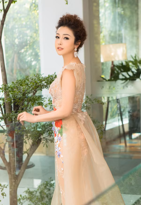 Trang phục màu nude ôm sát tôn lên vóc dáng thon thả cho 'bà mẹ 3 con'. Cùng với kiểu tóc bới và style trang điểm trong suốt, nhan sắc của Jennifer trẻ trung, quyến rũ hơn. 