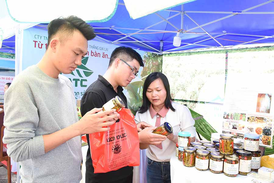 Sản phẩm tiêu ngâm của Cơ sở sản xuất và kinh doanh Trúc Phùng Farm được khách hàng quan tâm tại Festival Văn hóa Cồng chiêng Tây Nguyên năm 2018. Ảnh: M.N