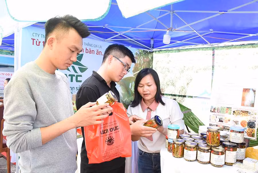 Sản phẩm tiêu ngâm của Cơ sở sản xuất và kinh doanh Trúc Phùng Farm được khách hàng quan tâm tại Festival Văn hóa Cồng chiêng Tây Nguyên năm 2018. Ảnh: M.N