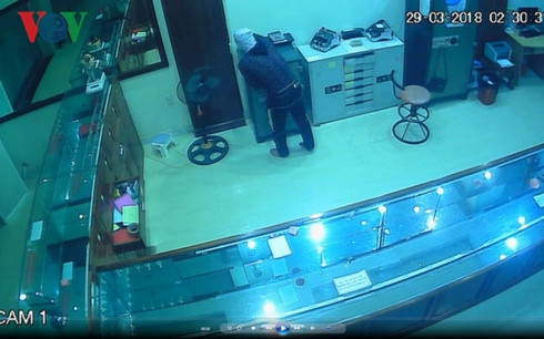 Hình ảnh tên trộm đột nhập tiệm vàng Ngọc Khanh được camera ghi lại.