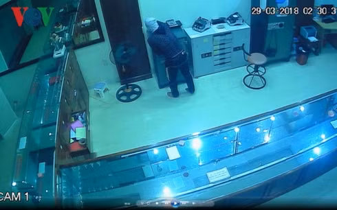 Hình ảnh tên trộm đột nhập tiệm vàng Ngọc Khanh được camera ghi lại.
