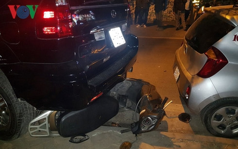 Xe máy bị cuốn vào gầm.