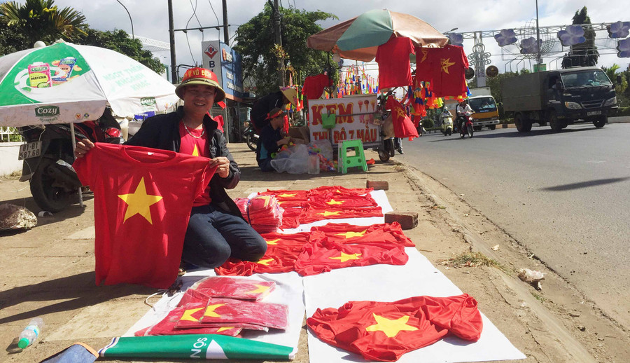  Những chiếc áo được bán có giá từ 60 ngàn đồng. Ảnh: Văn Ngọc 