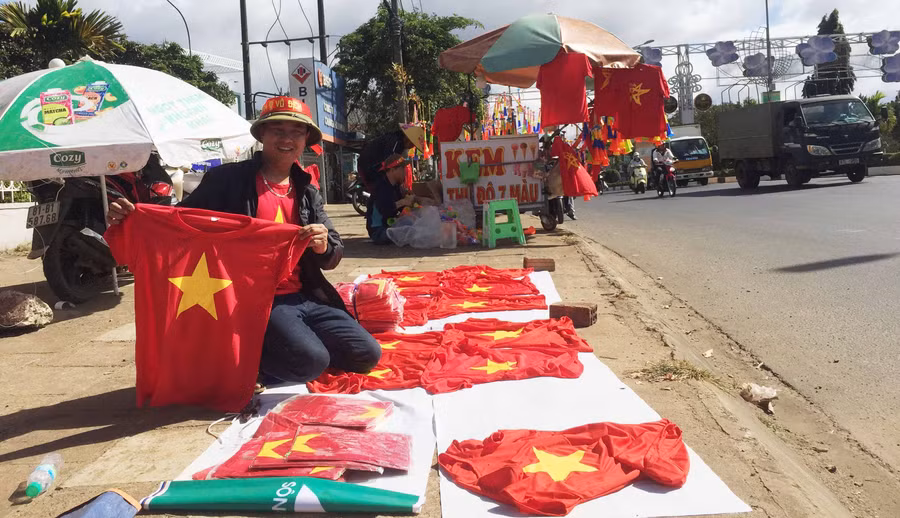  Những chiếc áo được bán có giá từ 60 ngàn đồng. Ảnh: Văn Ngọc 