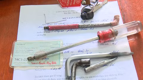 Các dụng cụ để Hưng trộm cắp xe máy