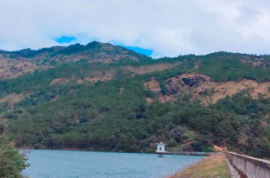 Vẻ đẹp mê đắm của đập Tân Sơn giữa núi non điệp trùng. Ảnh: Võ Thanh Thảo
