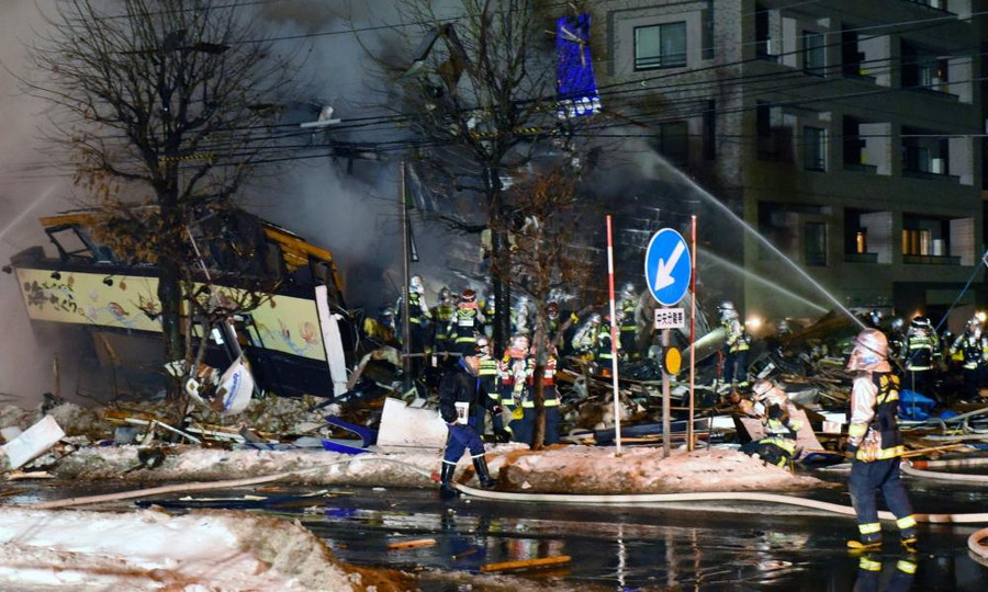 Nhân viên cứu hỏa tại hiện trường. (Ảnh: Jiji / EPA)