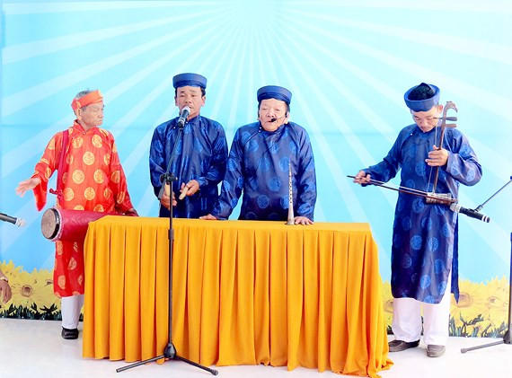 Bốn ông cái chủ chốt của đoàn hát sắc bùa xã Phổ An, huyện Đức Phổ, tỉnh Quảng Ngãi biểu diễn hát sắc bùa