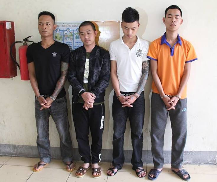 4 kẻ ném ''bom bẩn'' vào nhà dân để đòi nợ thuê bị bắt giữ.  4 kẻ ném ''bom bẩn'' vào nhà dân để đòi nợ thuê bị bắt giữ.