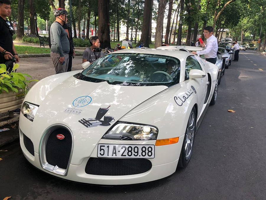 Bugatti Veyron của Minh “Nhựa” được ông Đặn Lê Nguyên Vũ mua và đổi màu ngay trước hành trình xuyên Việt