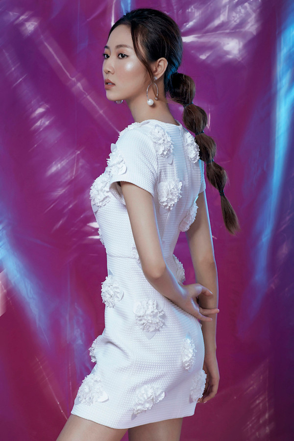 Trong không khí tưng bừng chuẩn bị đón năm mới 2019, nhà thiết kế Hằng Nguyễn tung ra bộ sưu tập mới lấy cảm hứng từ những đóa hoa mùa xuân. Trong không khí tưng bừng chuẩn bị đón năm mới 2019, nhà thiết kế Hằng Nguyễn tung ra bộ sưu tập mới lấy cảm hứng từ những đóa hoa mùa xuân.