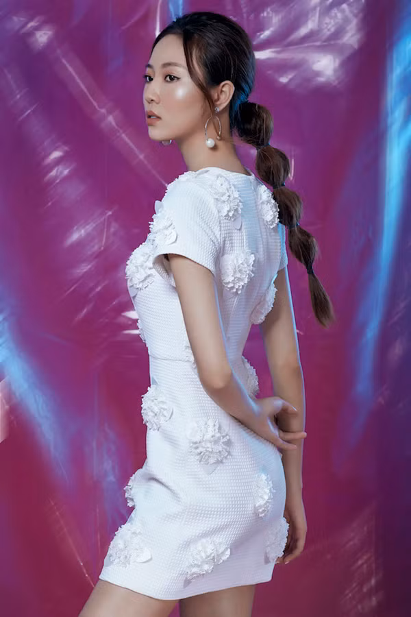  Trong không khí tưng bừng chuẩn bị đón năm mới 2019, nhà thiết kế Hằng Nguyễn tung ra bộ sưu tập mới lấy cảm hứng từ những đóa hoa mùa xuân.