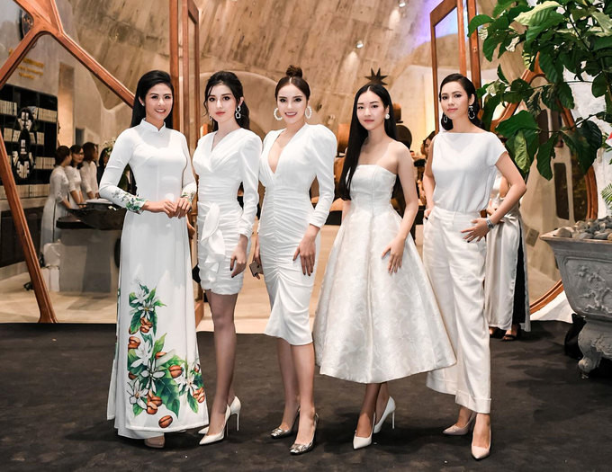 Bảo tàng được thiết kế theo lối kiến trúc nhà dài của Tây Nguyên. Công trình được kỳ vọng sẽ thu hút khách du lịch trong và ngoài nước đến tham quan, tìm hiểu, góp phần thúc đẩy sự phát triển kinh tế xã hội, biến Buôn Ma Thuột trở thành “Thủ phủ cà phê toàn cầu”. Trên ảnh là dàn hoa hậu Việt Nam ghé thăm bảo tàng. Bảo tàng được thiết kế theo lối kiến trúc nhà dài của Tây Nguyên. Công trình được kỳ vọng sẽ thu hút khách du lịch trong và ngoài nước đến tham quan, tìm hiểu, góp phần thúc đẩy sự phát triển kinh tế xã hội, biến Buôn Ma Thuột trở thành “Thủ phủ cà phê toàn cầu”. Trên ảnh là dàn hoa hậu Việt Nam ghé thăm bảo tàng.