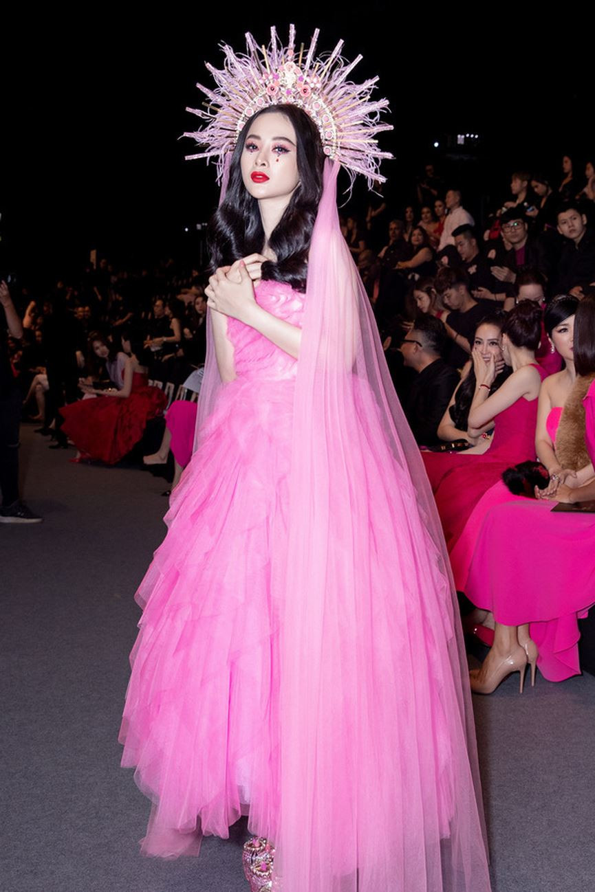 Chăm chút cho tiểu tiết, phần móng cũng được Angela Phương Trinh tô điểm kỹ lưỡng đồng bộ với màu sắc trang phục, hoạ tiết phụ kiện. Nữ diễn viên chuẩn bị giày ánh kim nổi bật để tạo nên diện mạo hoàn hảo với sắc hồng