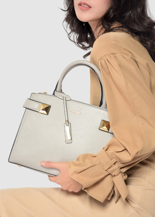 Túi xách lớn trang trí kim loại: Chiếc túi sang trọng và tinh tế với 3 màu xanh tím, xám, xanh rêu. Túi ghi điểm nhờ làm từ chất da tổng hợp bền đẹp, dễ vệ sinh; bên trong có nhiều ngăn nhỏ giúp sắp xếp gọn gàng cùng dây đeo tháo rời linh hoạt.