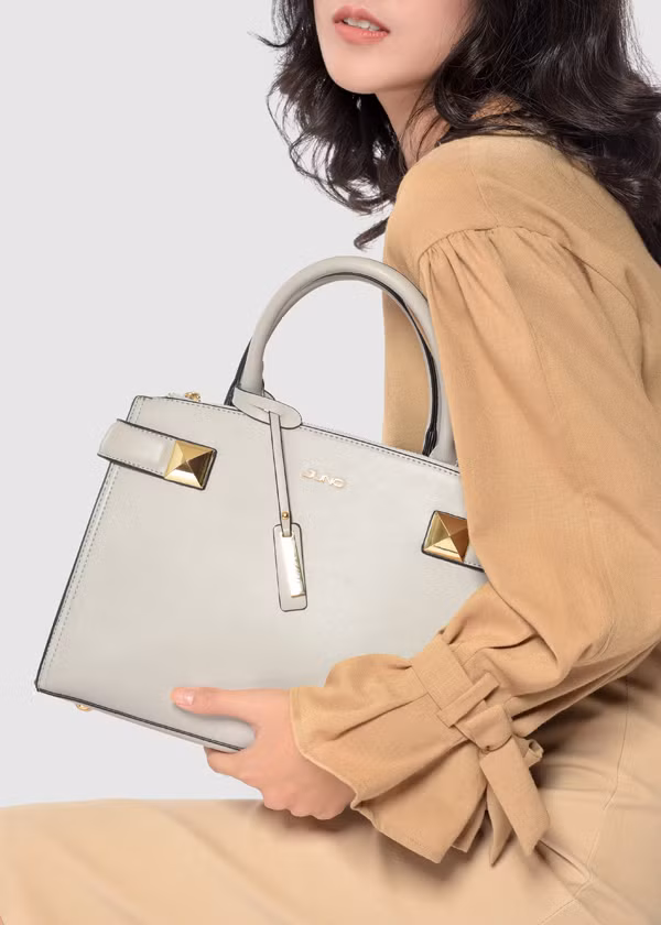 Túi xách lớn trang trí kim loại: Chiếc túi sang trọng và tinh tế với 3 màu xanh tím, xám, xanh rêu. Túi ghi điểm nhờ làm từ chất da tổng hợp bền đẹp, dễ vệ sinh; bên trong có nhiều ngăn nhỏ giúp sắp xếp gọn gàng cùng dây đeo tháo rời linh hoạt.