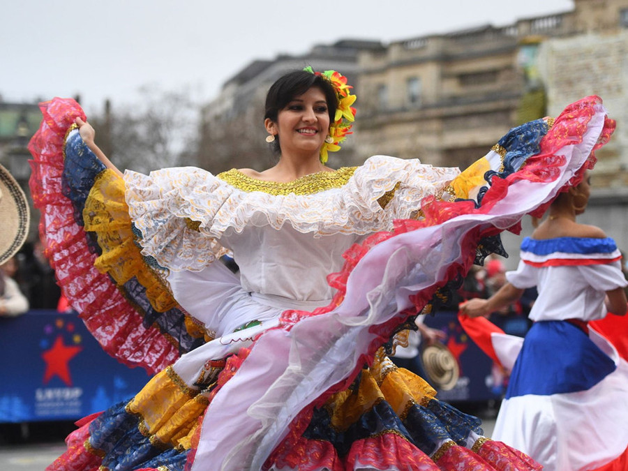 Một vũ công Bolivia tập luyện tại quảng trường Trafalgar ở thủ đô London, Anh, để chuẩn bị cho lễ diễu hành năm mới. Ảnh: Sky News.
