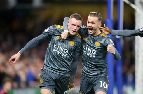  Vardy (bên trái) trở thành người hùng của đội khách (Ảnh: Getty).