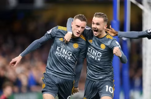  Vardy (bên trái) trở thành người hùng của đội khách (Ảnh: Getty).