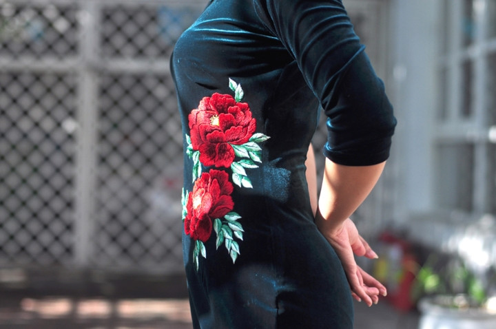  Nhung có thể kết hợp với cườm, hạt ngọc trai, hoặc thêu, trong đó thêu tay đang là xu hướng lên ngôi trong năm na