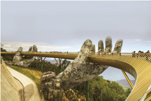 Cầu Vàng dài 150 m, nằm ở độ cao gần 1.000m so với mặt nước biển (trên núi Bà Nà). Đến đây, du khách có thể chiêm ngưỡng phong cảnh núi rừng tuyệt đẹp.