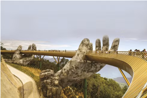 Cầu Vàng dài 150 m, nằm ở độ cao gần 1.000m so với mặt nước biển (trên núi Bà Nà). Đến đây, du khách có thể chiêm ngưỡng phong cảnh núi rừng tuyệt đẹp.