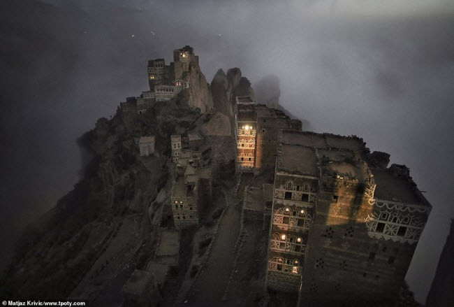 Sương sớm bao phủ thung lũng dẫn tới ngôi làng nhỏ Shugruf trên dãy núi Haraz ở Yemen. Ảnh: Matjaz Krivic