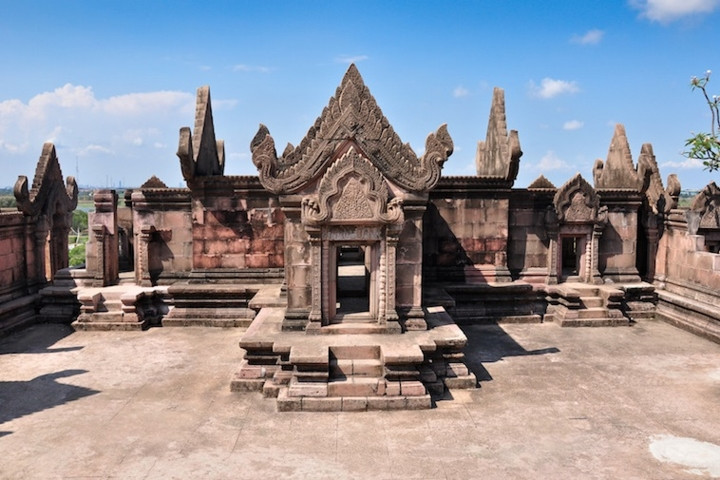 Đền Preah Vihear nằm ở vùng biên giữa Campuchia và Thái Lan. Đa phần ngôi đền xây vào thế kỷ 11 và 12. Năm 2009, Thái Lan và Campuchia từng đụng độ quân sự vì ngôi đền này.