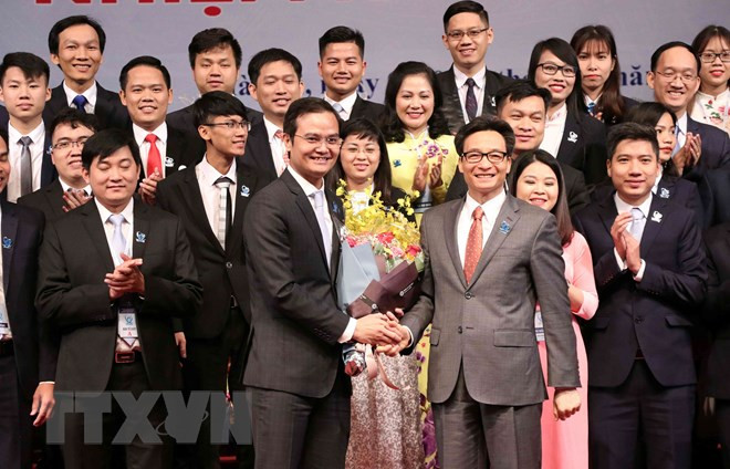 Phó Thủ tướng Vũ Đức Đam tặng hoa chúc mừng đồng chí Bùi Quang Huy và Ban Chấp hành Trung ương Hội Sinh viên Việt Nam lần thứ X. (Ảnh: Văn Điệp/TTXVN) Phó Thủ tướng Vũ Đức Đam tặng hoa chúc mừng đồng chí Bùi Quang Huy và Ban Chấp hành Trung ương Hội Sinh viên Việt Nam lần thứ X. (Ảnh: Văn Điệp/TTXVN)