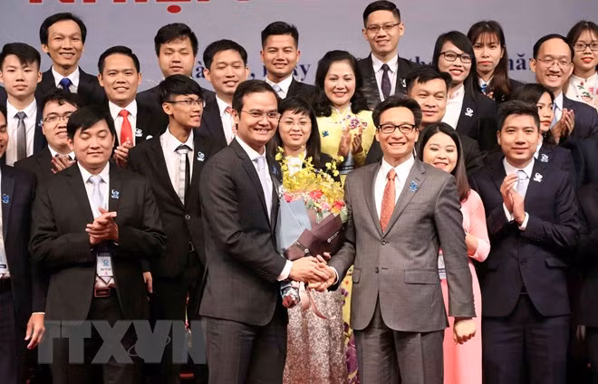 Phó Thủ tướng Vũ Đức Đam tặng hoa chúc mừng đồng chí Bùi Quang Huy và Ban Chấp hành Trung ương Hội Sinh viên Việt Nam lần thứ X. (Ảnh: Văn Điệp/TTXVN)