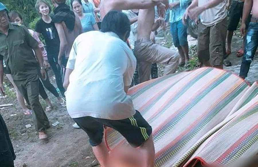 Thi thể được vớt đưa lên bờ Thi thể được vớt đưa lên bờ