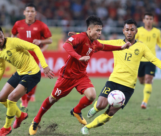 Quang Hải khiến hàng thủ Malaysia vất vả trong 3 lần đối đầu ở AFF Cup 2018 Ảnh: Hải Anh