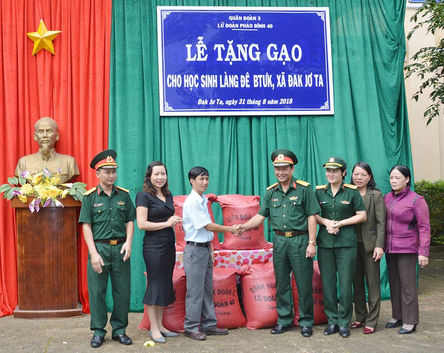  Hội Phụ nữ Lữ đoàn Pháo binh 40 trao gạo và nhu yếu phẩm cho Trường Tiểu học và THCS Đak Jơ Ta (huyện Mang Yang). Ảnh: V.D.H