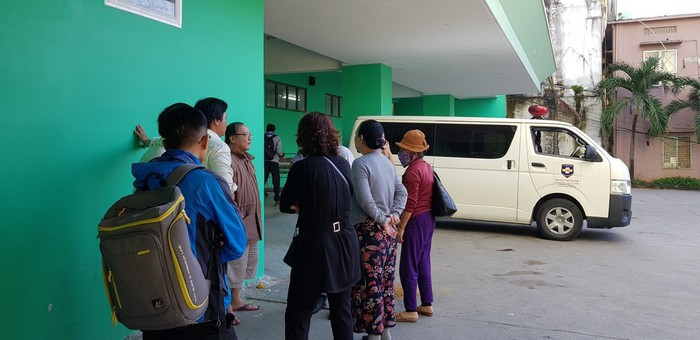 Người nhà em Q. tại Khoa cấp cứu Bệnh viện Đà Nẵng - Ảnh: Văn Tiến