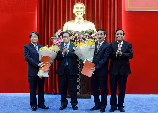 Trưởng Ban Tổ chức Trung ương Phạm Minh Chính đã trao quyết định của Bộ Chính trị về công tác cán bộ