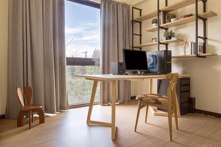 Chân bàn hình chữ V, giá sách mang phong cách công nghiệp tạo nên sự thoải mái trong không gian làm việc của vợ chồng.