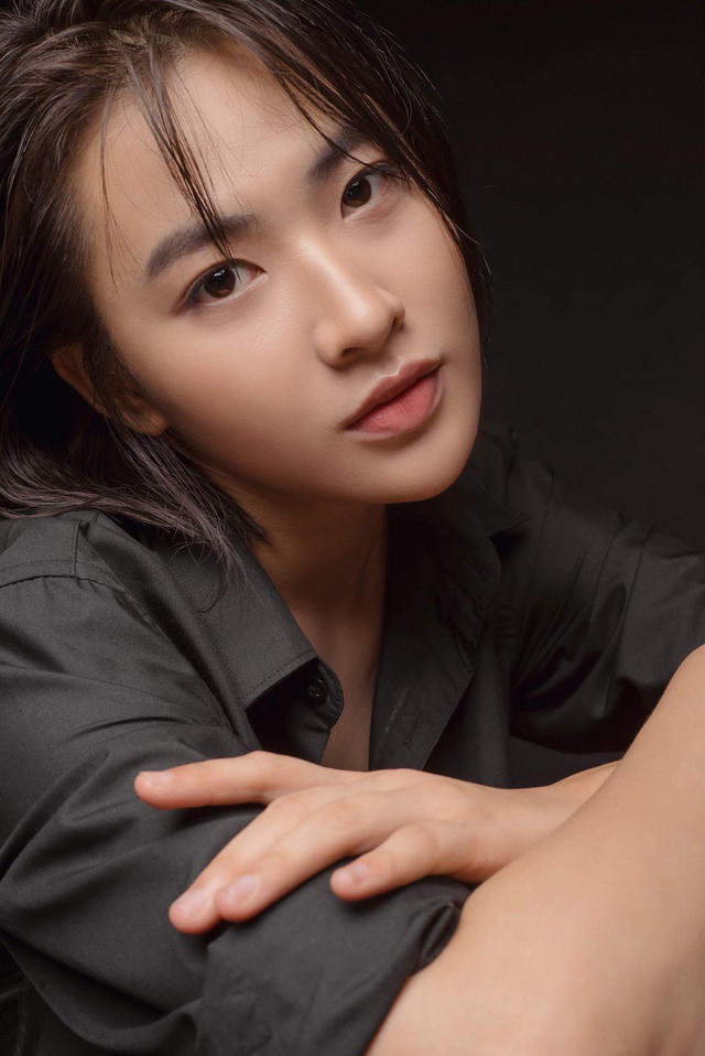 Khi được hỏi về biệt danh “thần tiên tỷ tỷ” do dân mạng đặt cho, Minh Trang khiêm tốn bày tỏ niềm vui khi được so sánh với nữ diễn viên xinh đẹp Lưu Diệc Phi.