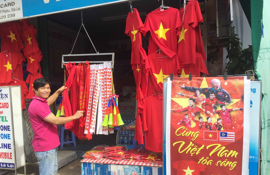 Người hâm mộ nô nức đi chọn cho mình những dụng cụ để cổ vũ. Ảnh: Văn Ngọc