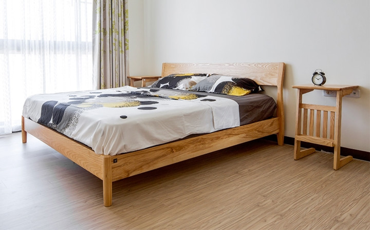 Nếu như phòng khách, phòng ăn gia chủ muốn hướng đến một không gian rộng rãi, gắn kết thì ở phòng ngủ họ lại muốn nó được bố trí mang tính cá nhân cao, giường ngủ bằng gỗ và tấm đệm dày đảm bảo họ có giấc ngủ sâu và thoải mái. Nếu như phòng khách, phòng ăn gia chủ muốn hướng đến một không gian rộng rãi, gắn kết thì ở phòng ngủ họ lại muốn nó được bố trí mang tính cá nhân cao, giường ngủ bằng gỗ và tấm đệm dày đảm bảo họ có giấc ngủ sâu và thoải mái.