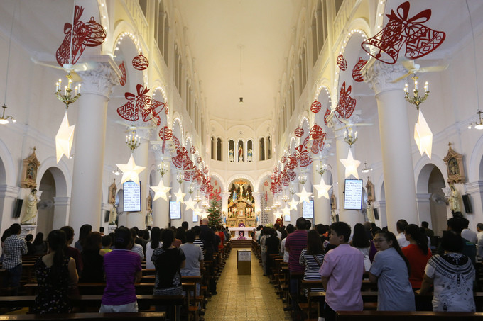 Bên trong thánh đường lung linh với những biểu tượng quen thuộc mùa Giáng sinh như ngôi sao, chiếc chuông, cây thông... Tại sảnh nhà thờ vào đêm 24/12 sẽ diễn ra buổi diễn nguyện và Thánh lễ đêm Noel.