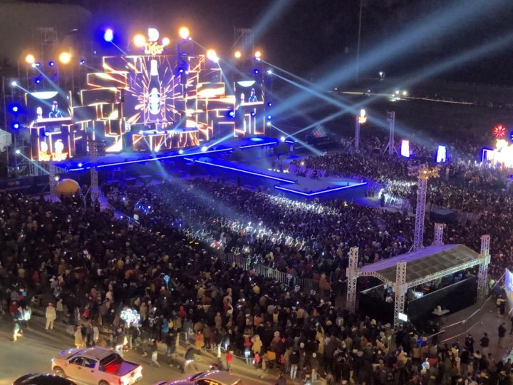 Hàng nghìn người dân Hạ Long đổ về quảng trường 30/10 tham gia lễ hội âm nhạc chào đón năm mới. Ảnh: Phạm Công Hàng nghìn người dân Hạ Long đổ về quảng trường 30/10 tham gia lễ hội âm nhạc chào đón năm mới. Ảnh: Phạm Công