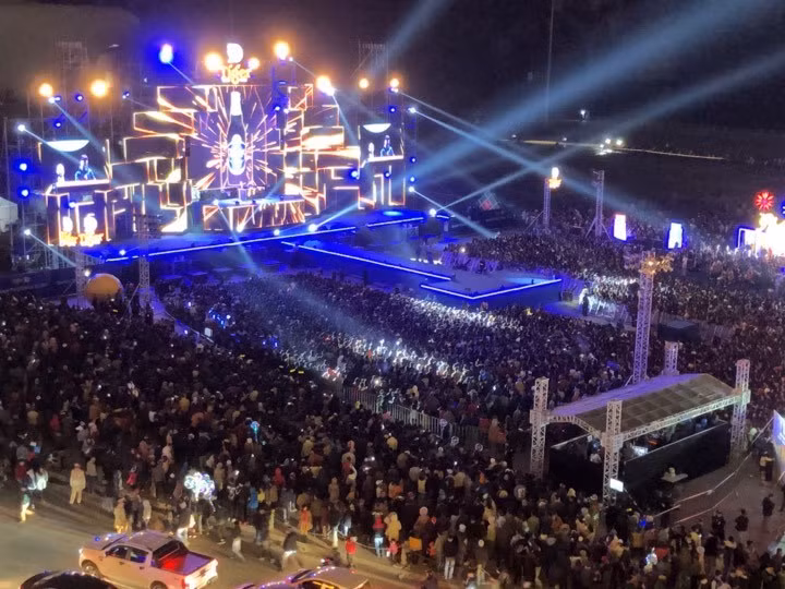 Hàng nghìn người dân Hạ Long đổ về quảng trường 30/10 tham gia lễ hội âm nhạc chào đón năm mới. Ảnh: Phạm Công