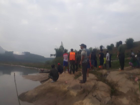 Người dân tham gia tìm kiếm khu vực bờ sông Người dân tham gia tìm kiếm khu vực bờ sông