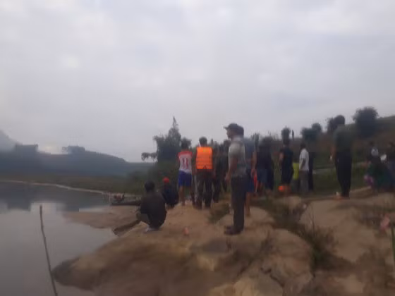 Người dân tham gia tìm kiếm khu vực bờ sông