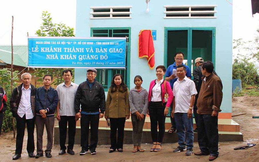 Trao tặng nhà Khăn quàng đỏ cho em Đinh Thị Véc